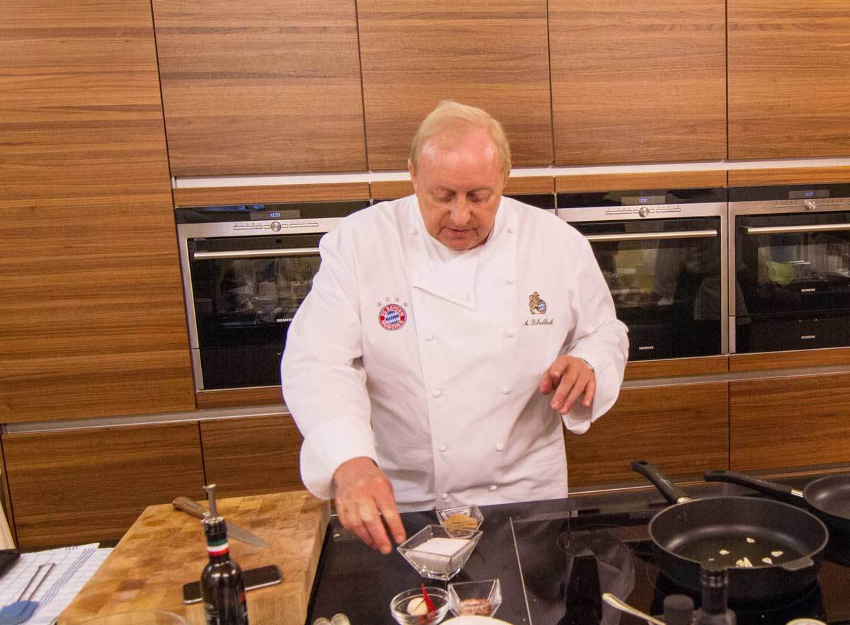 Schuhbeck beim Kochen Der Bayern-Koch in seinem Element.