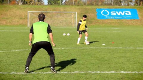 Der grüne Spieler in der Mitte muss erahnen, wann und wohin der Pass gespielt wird. Der grüne Spieler in der Mitte muss erahnen, wann und wohin der Pass gespielt wird.