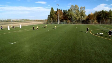 Fußballübung | Spielgestaltung und Taktik: Hoch über Außen
