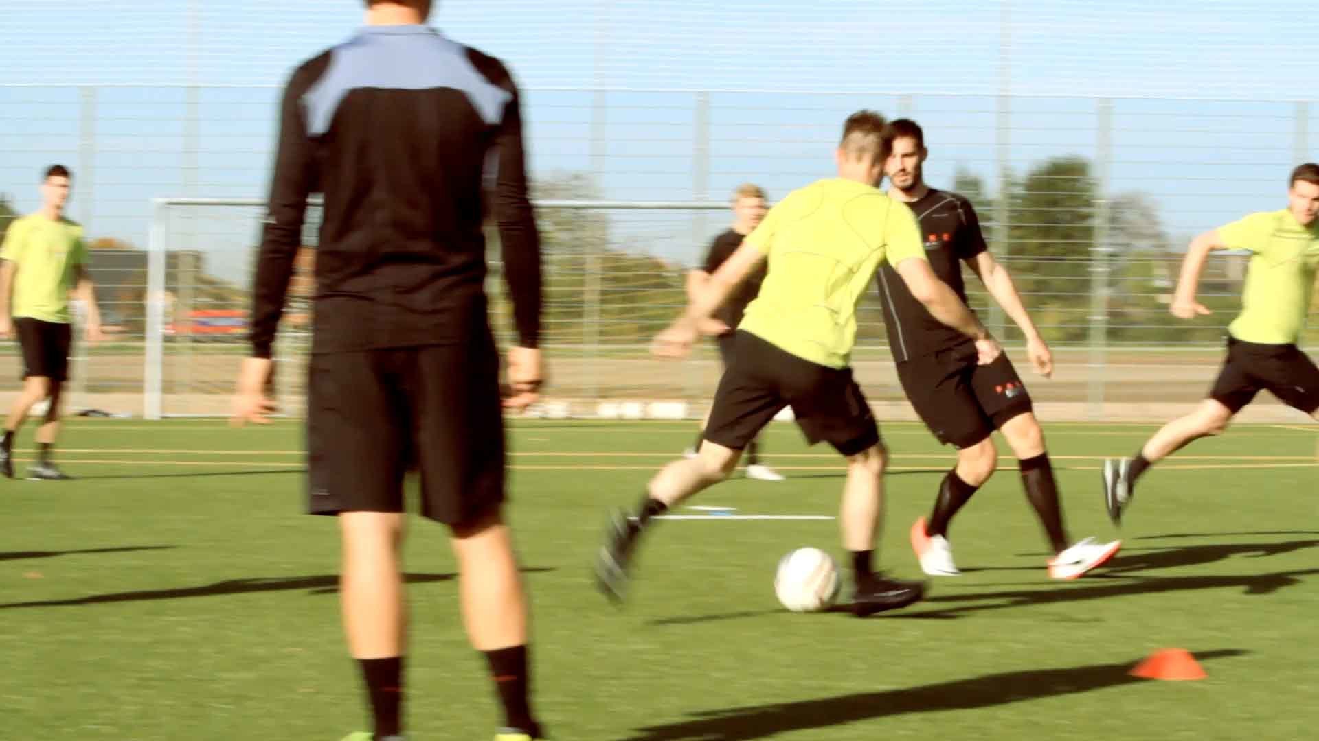 Beim Linienspiel entstehen im Vergleich zum 4 gegen 4 größere Laufdistanzen.