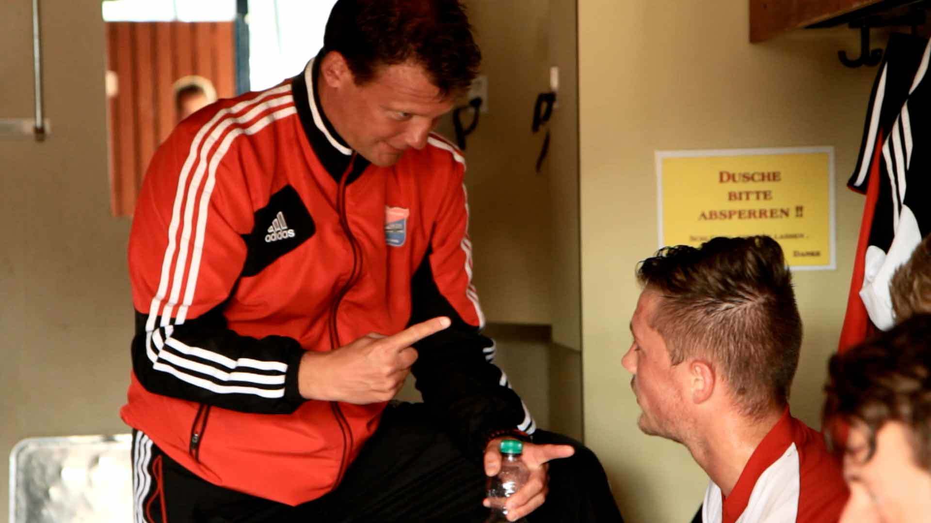 Die Spieler müssen die Anweisungen von Trainern wie Claus Schromm sofort verinnerlichen und entsprechend umsetzen.