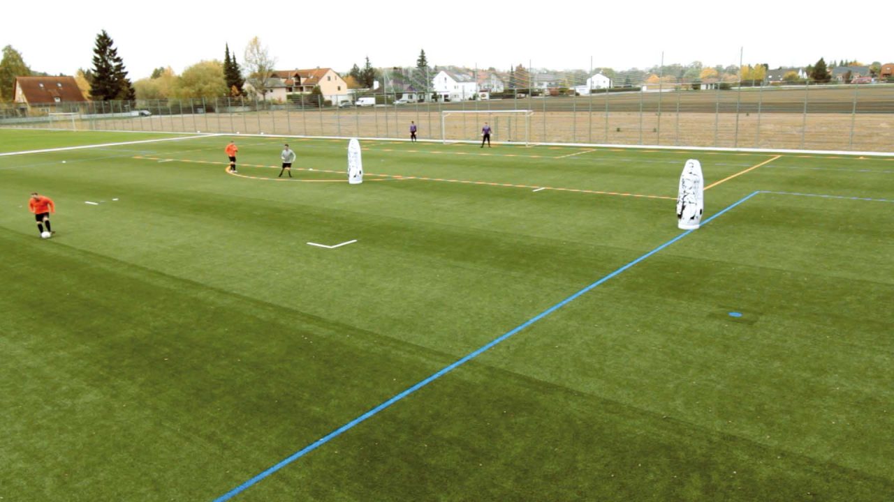 (2) 10er spielt weiter zum 9er.
