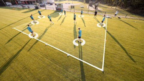 Umschaltspiel und Gegenpressing trainieren: Rondo mit Feldwechsel - 8 gegen 3