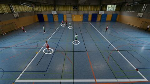 Kreatives 2 gegen 2 in der Mittelzone: Tore, Tricks und Training!