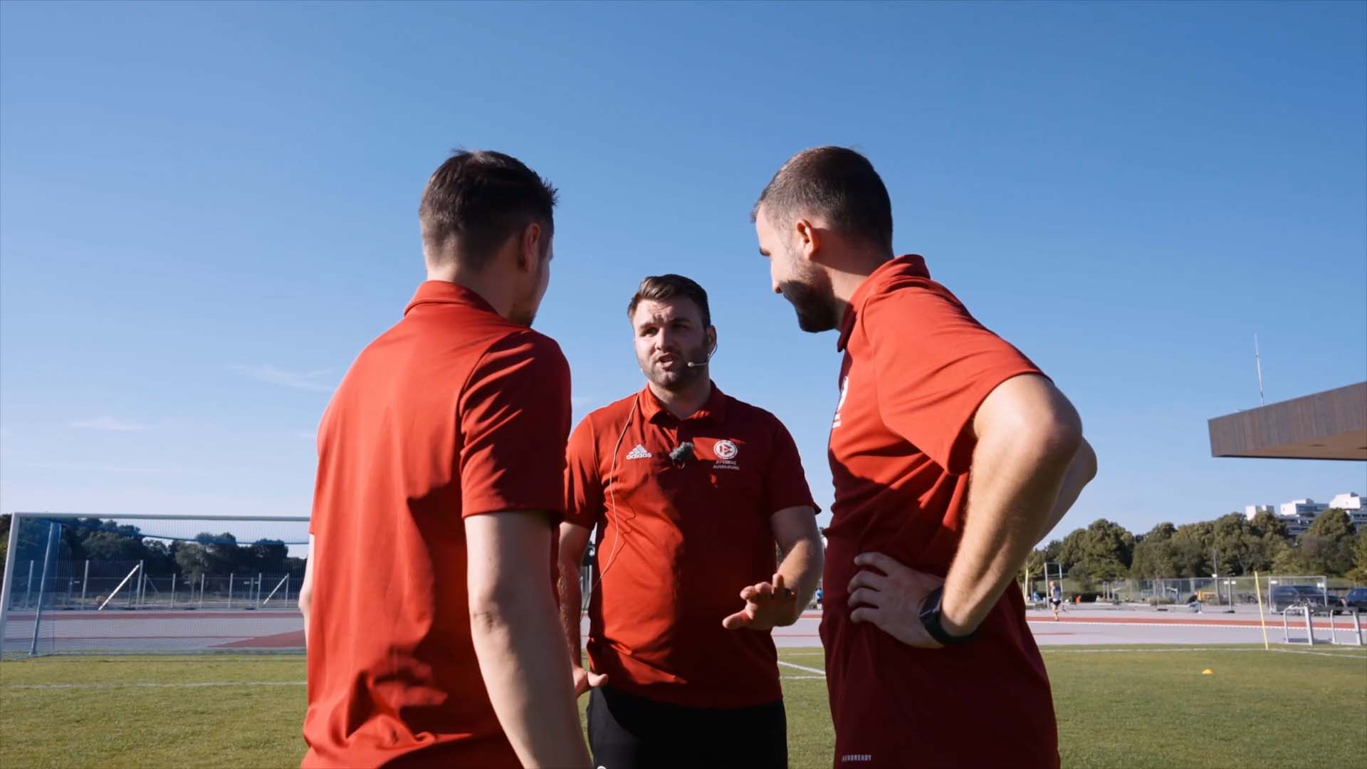 Fußballtrainer im Trainerstab bereden das weitere vorgehen im Training Fußballtrainer im Trainerstab bereden das weitere vorgehen im Training