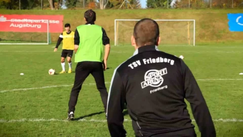 Der grüne Spieler in der Mitte muss erahnen, wann und wohin der Pass gespielt wird.