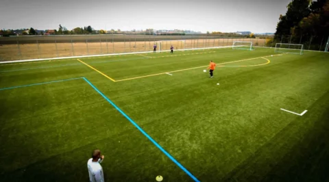 Im zweiten Schritt wird der Ball möglichst schnell ins Tor geschossen. Im zweiten Schritt wird der Ball möglichst schnell ins Tor geschossen.