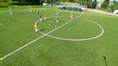 Das Tor wird nur gezählt, wenn der Pass dahinter von einem Mitspieler angenommen wird. Das Tor wird nur gezählt, wenn der Pass dahinter von einem Mitspieler angenommen wird.