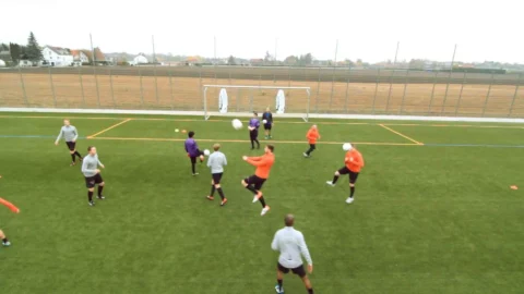 Der Trainer gibt vor, mit welchen technischen Fertigkeiten der Spieler den Kopfball ausführen soll. Der Trainer gibt vor, mit welchen technischen Fertigkeiten der Spieler den Kopfball ausführen soll.