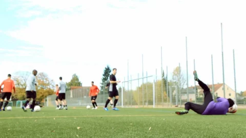 Besonders niedrige, seitliche Bälle, bei denen der Keeper zu Boden gehen muss, sollten beim Aufwärmen nicht vernachlässigt werden. Besonders niedrige, seitliche Bälle, bei denen der Keeper zu Boden gehen muss, sollten beim Aufwärmen nicht vernachlässigt werden.