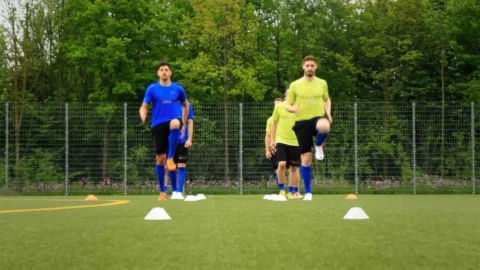 Auf einer vorgegebenen Strecke müssen die Spieler verschiedene Lauftechniken ausführen.