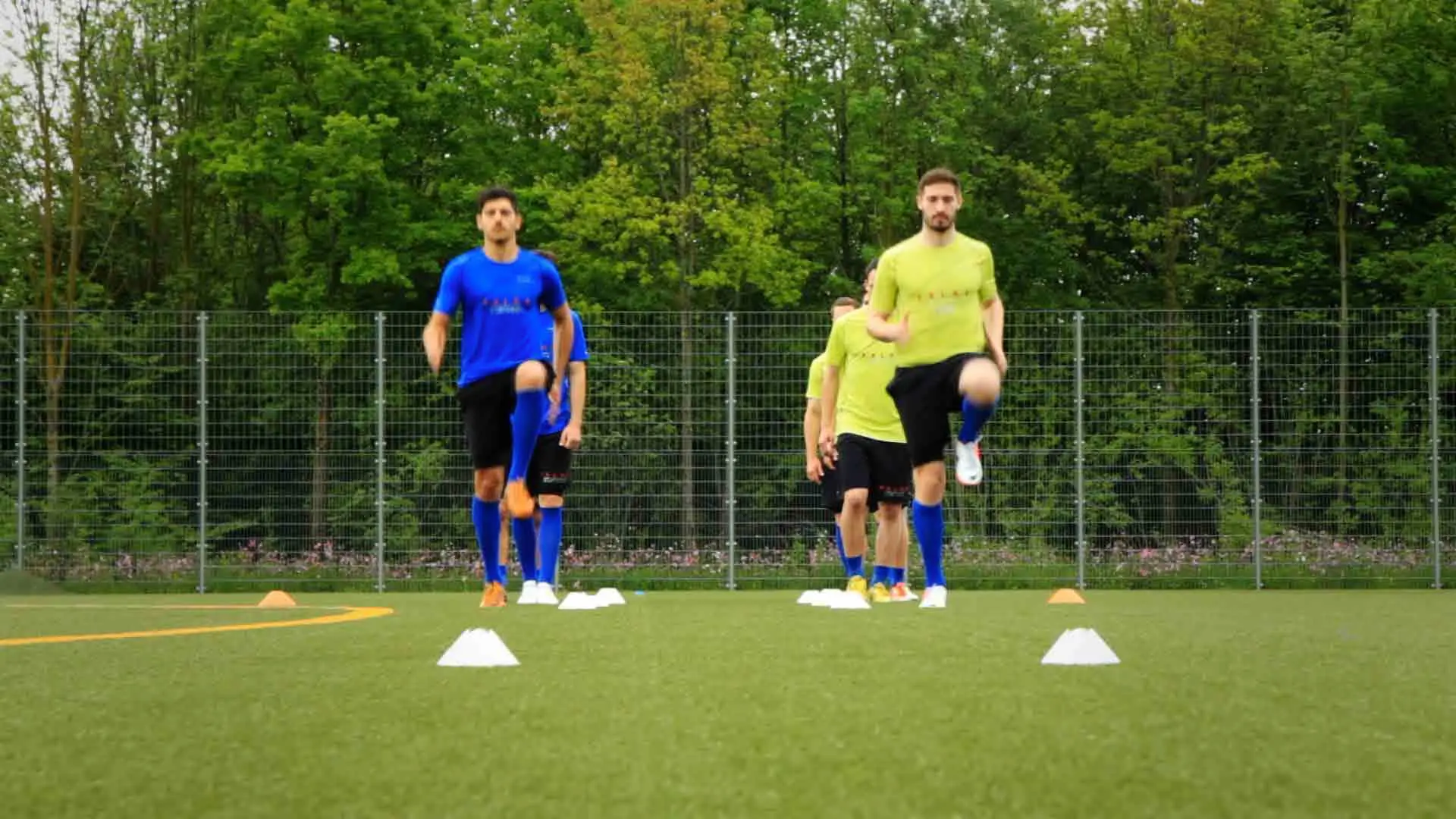 Auf einer vorgegebenen Strecke müssen die Spieler verschiedene Lauftechniken ausführen.