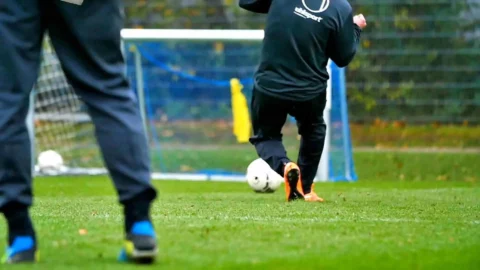 … und auf Zuruf des Trainers dann der Schuss ins richtige Tor! … und auf Zuruf des Trainers dann der Schuss ins richtige Tor!