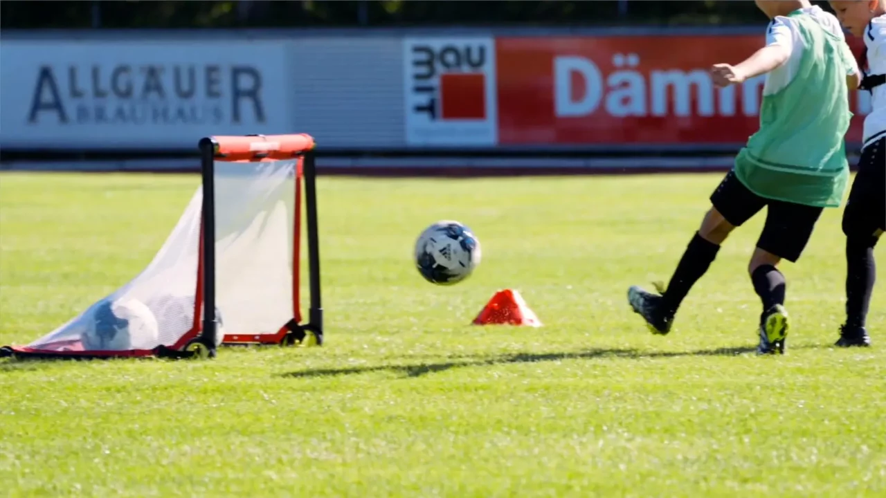 Spielform mit Torschuss aufs Minitor Spielform mit Torschuss aufs Minitor
